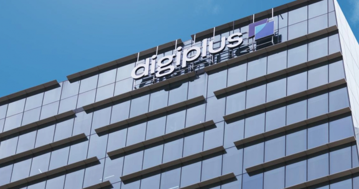 DigiPlus 公司的现代化玻璃幕墙办公大楼特写，巨大的 digiplus 标志清晰可见。这座建筑象征着菲律宾领先的数字娱乐和电竞游戏供应商 DigiPlus 的企业形象，以及其进行线上线下平台整合和马尼拉 New Coast 酒店战略收购的科技创新重点。