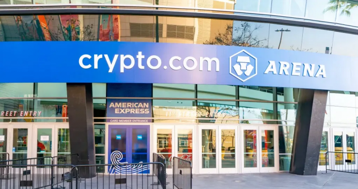 洛杉矶 Crypto.com Arena 外立面与蓝色品牌标识近景