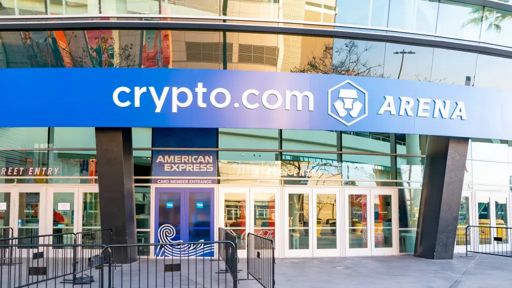 洛杉矶 Crypto.com Arena 外立面与蓝色品牌标识近景