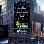 纳斯达克大屏上的DraftKings标志与上市信息，反映公司股市与业绩指引动态