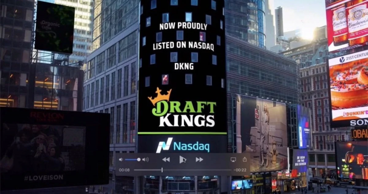 纳斯达克大屏上的DraftKings标志与上市信息，反映公司股市与业绩指引动态