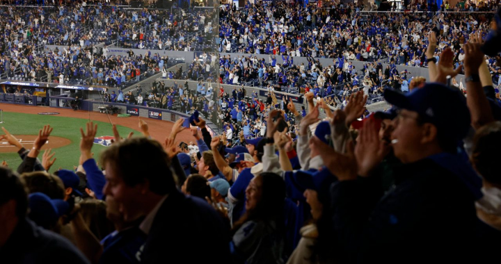 多伦多球场观赛人群高举双手庆祝，蓝鸟队季后赛主场氛围带动本地投注热度。
