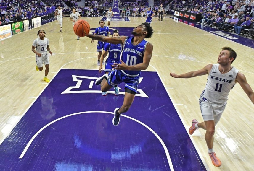 新奥尔良私掠者队的戴戴·亨特在一场NCAA比赛中投篮。亨特是因卷入体育博彩丑闻而被NCAA禁赛的多名球员之一