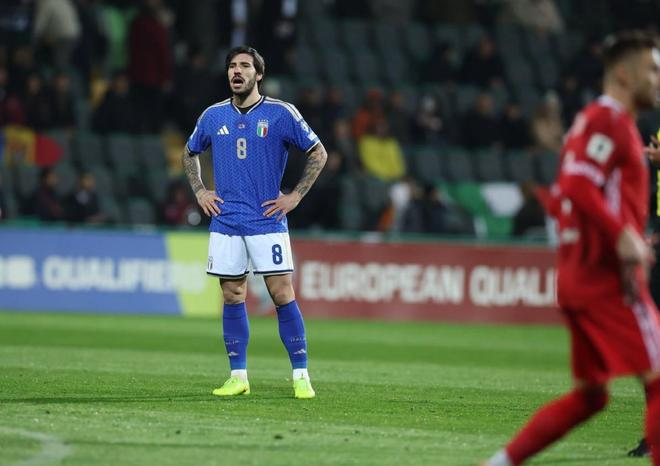 意大利中场球员在中圈附近停顿观察队友跑位的比赛场景