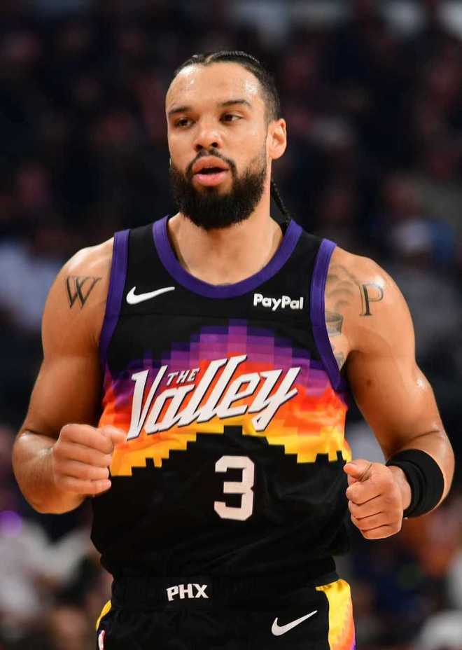 狄龙身穿太阳“THE VALLEY”球衣在场上奔跑的特写镜头