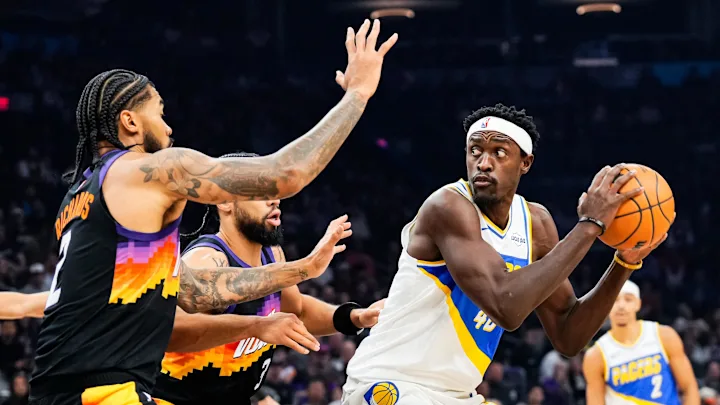 步行者西亚卡姆持球面对太阳两位球员的包夹防守