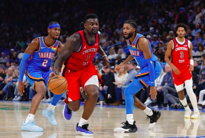 鹈鹕持球强突，雷霆外线包夹防守形成夹击。