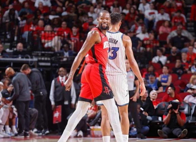 火箭球星杜兰特与魔术球员在场上对位嘴角带笑的特写