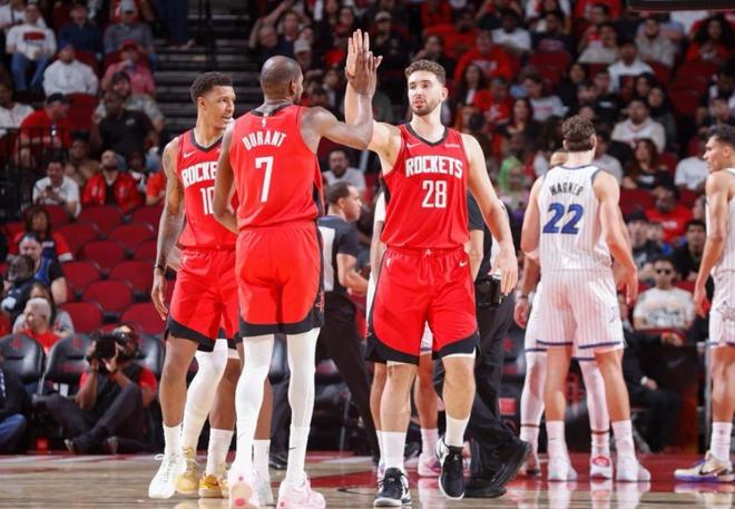 杜兰特与申京在火箭主场比赛中击掌庆祝加时逆转魔术