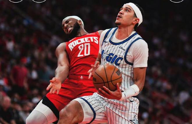 魔术球员突破上篮造成火箭防守球员犯规的精彩画面