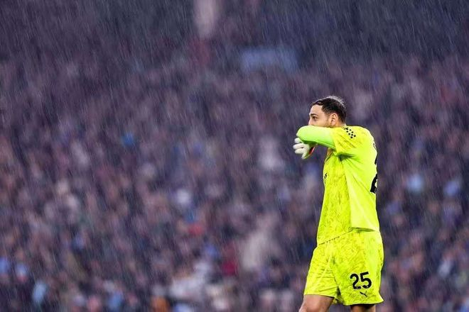 大雨中意大利门将多纳鲁马站在球门前神情落寞的背影