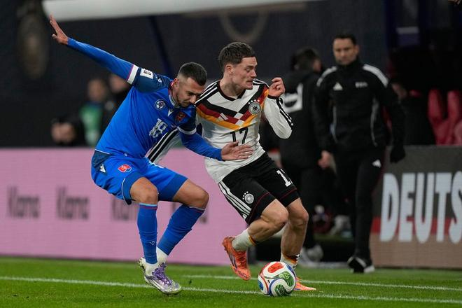 维尔茨在德国对阵斯洛伐克比赛中带球突破防守球员