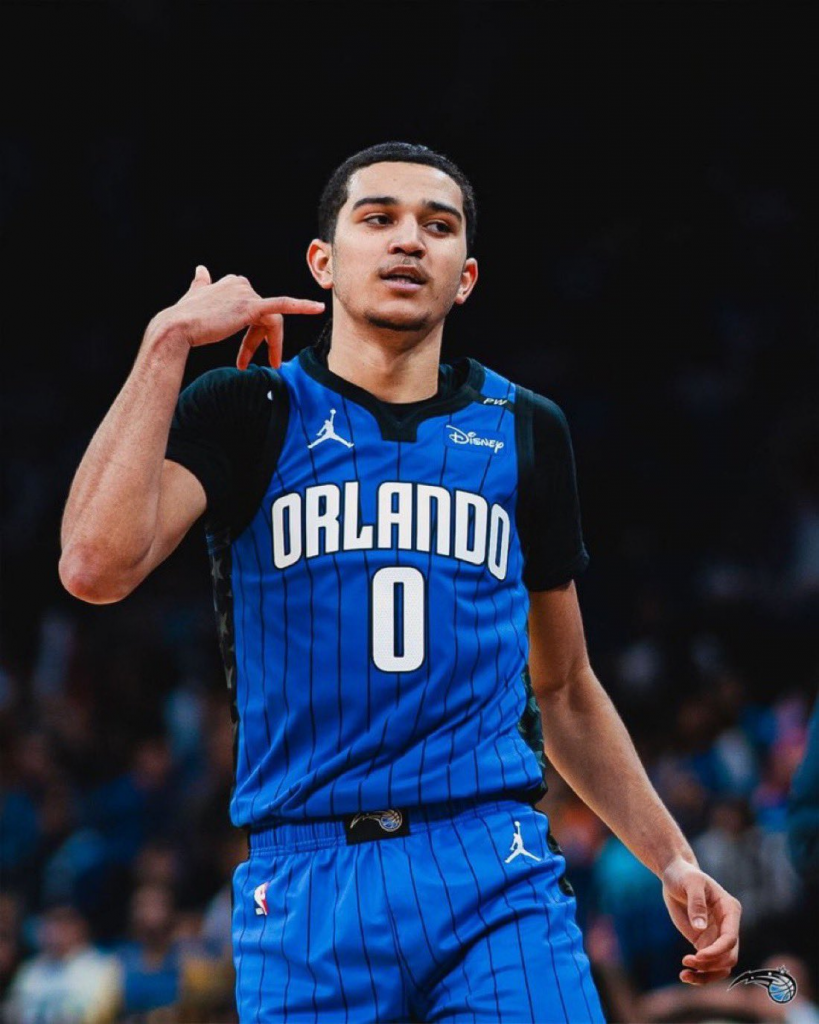 魔术队年轻后卫布莱克比赛中庆祝动作,展现球队活力与状态爆发的画面