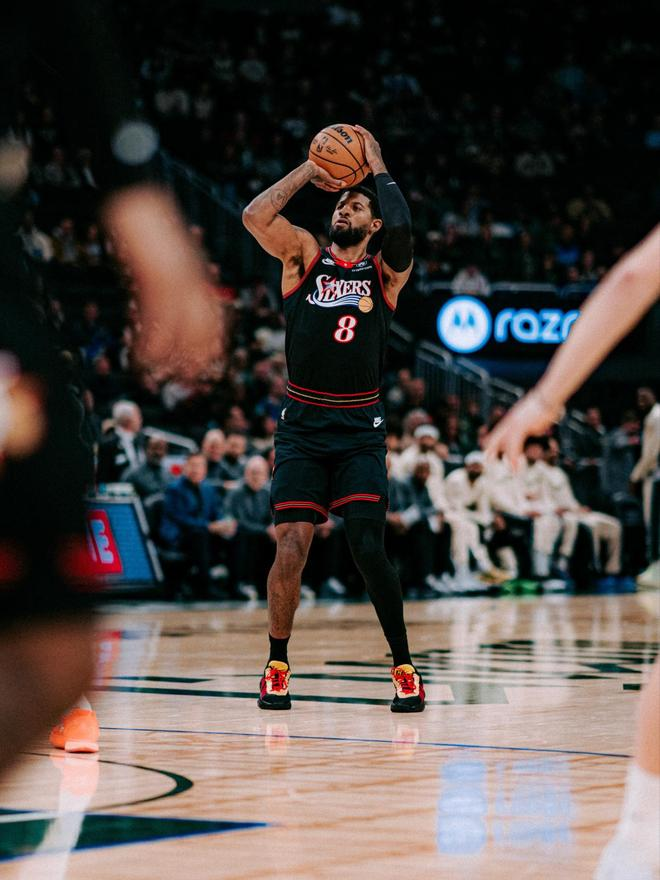 76人球员保罗乔治在外线接球投篮的比赛瞬间