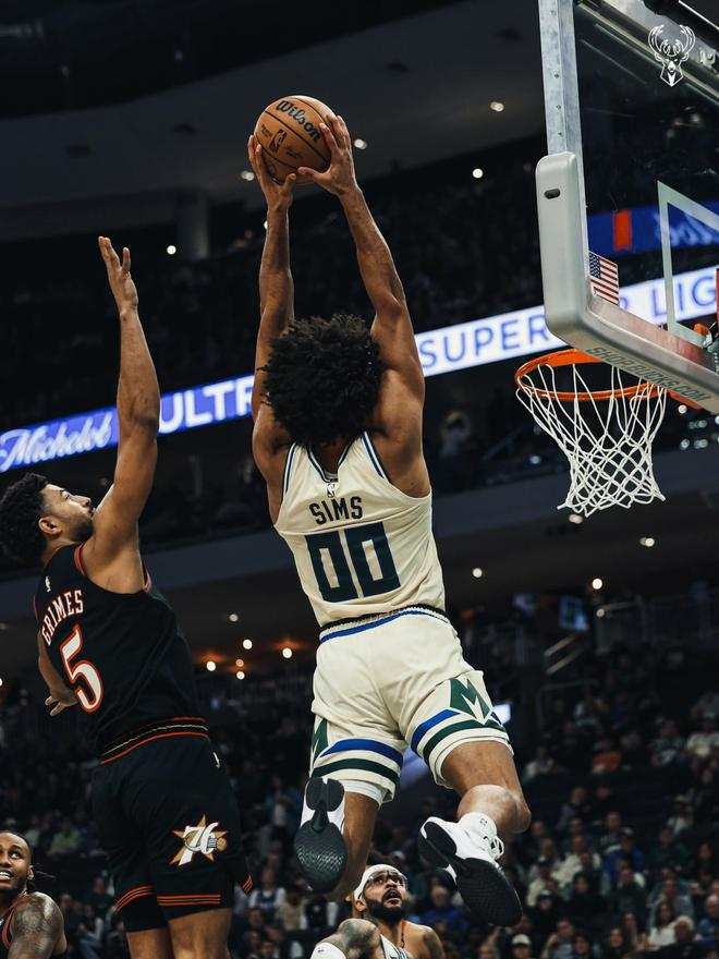 雄鹿内线球员希姆斯高空暴扣得分的动态画面