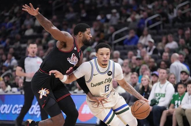 雄鹿球员罗林斯持球突破，76人球员乔治单防施压