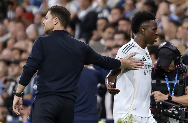 皇马球员在场边交流，教练组安抚情绪，欧冠客场前瞻