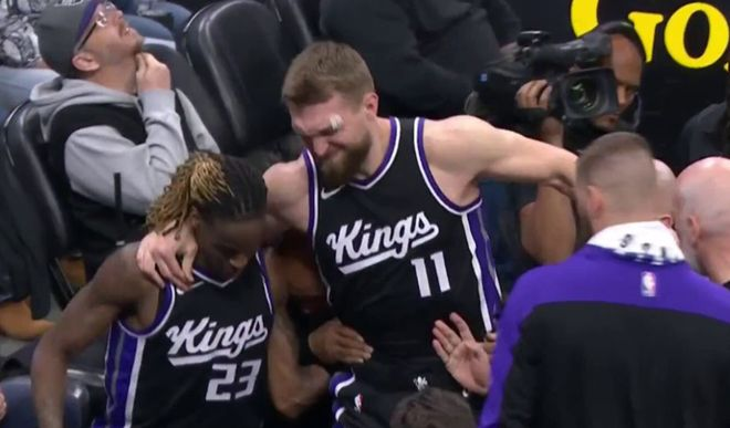 国王球员在队友搀扶下离场，表情痛苦，显露伤势严重