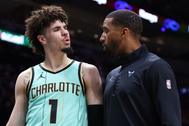 黄蜂队后卫在场边与教练面对面交流战术时的画面