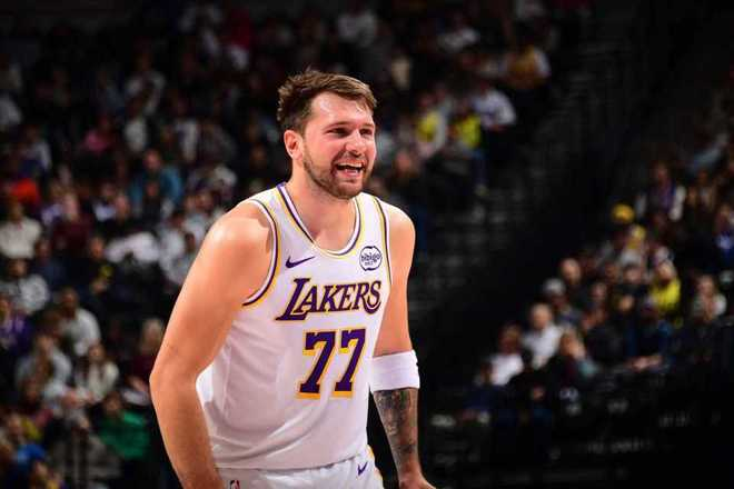 湖人球员在场上控球组织进攻的场景