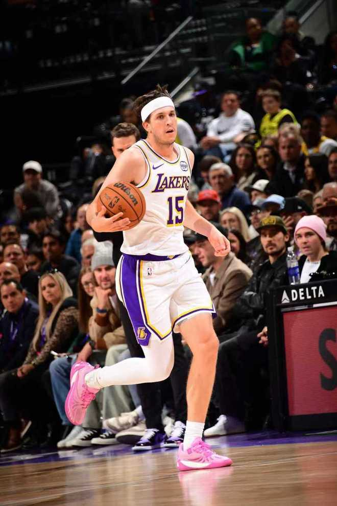 湖人球员在场上控球组织进攻的场景