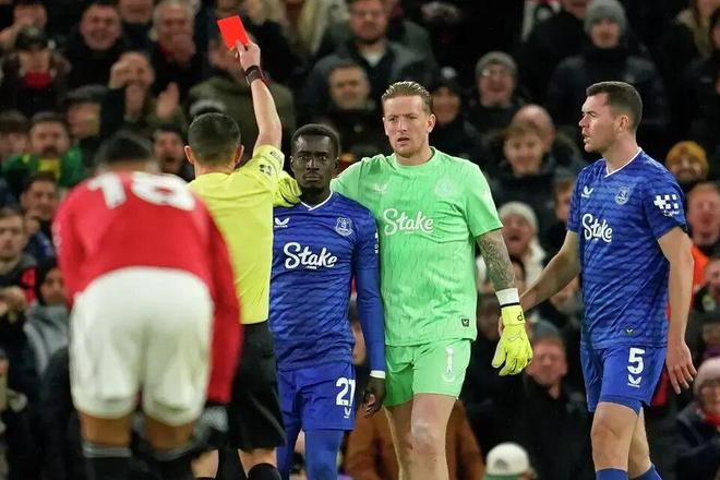 裁判向埃弗顿球员出示红牌的比赛瞬间。