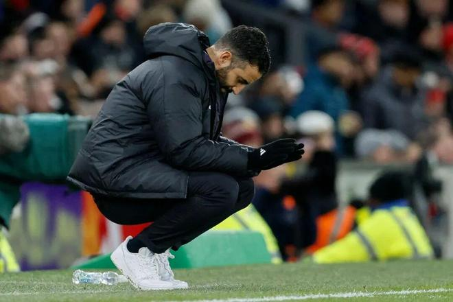 曼联教练在场边蹲地沉思的画面,展现沮丧情绪。