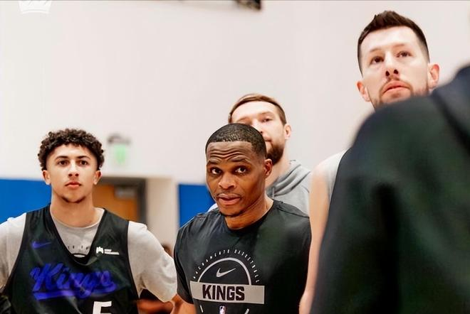 NBA球队训练时多名球员围圈听取教练指示的画面。