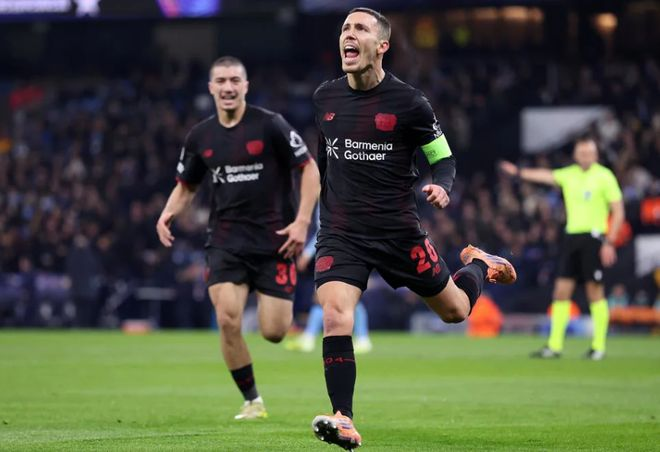 勒沃库森球员在对阵曼城时打进进球后激情庆祝