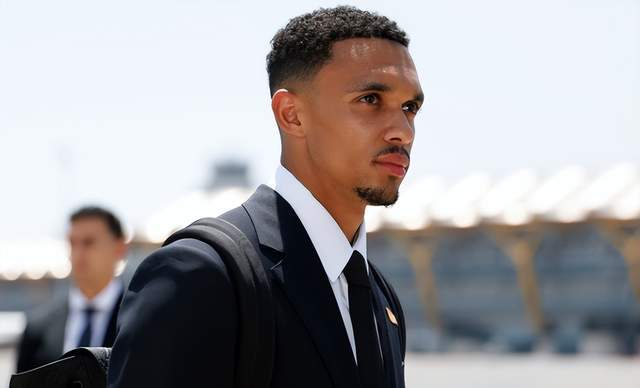 身着正装的皇马球员抵达客场，专注表情与行李背包