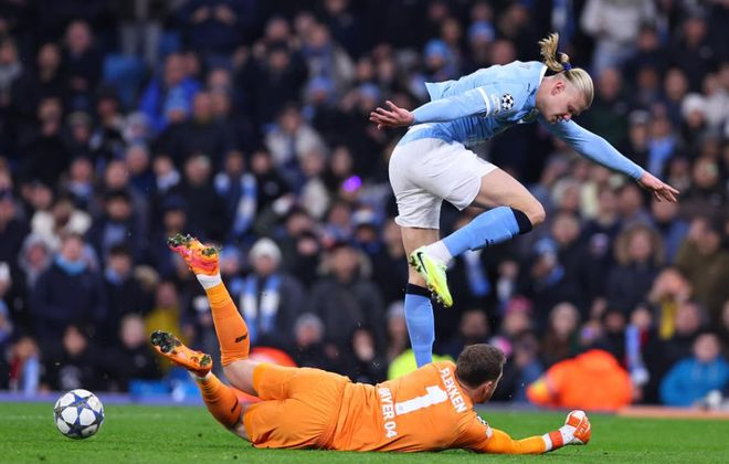 曼城前锋哈兰德欧冠比赛中面对勒沃库森门将射门被扑