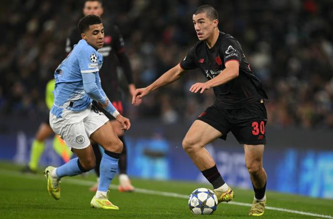 勒沃库森球员在欧冠客场对曼城时带球突破防守