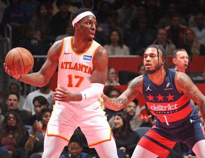 老鹰内线球员低位背身单打,奇才后卫贴身防守的比赛画面