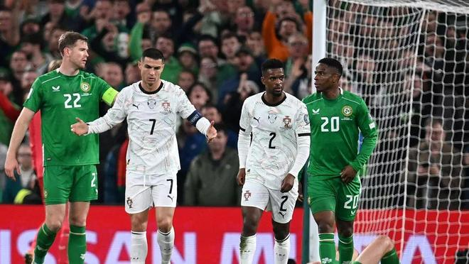 C罗与葡萄牙队友和爱尔兰球员在禁区内争执的瞬间