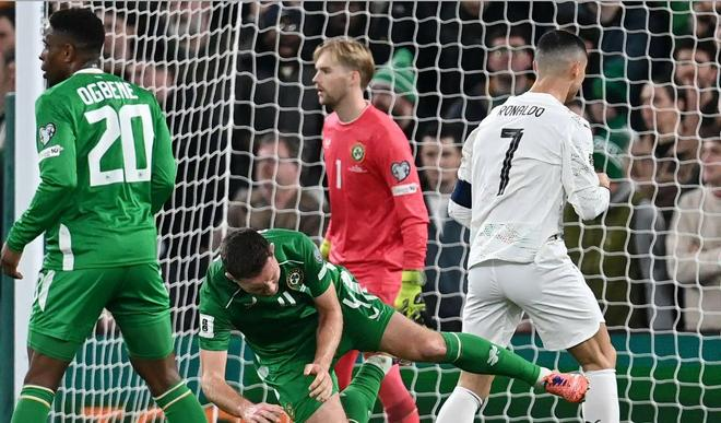 爱尔兰后卫倒地捂腿 C罗背对球门离开的比赛场景