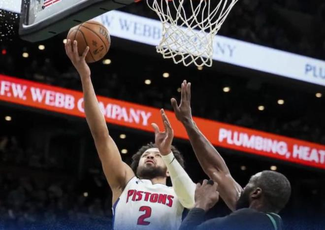 活塞后卫康宁汉姆在对阵凯尔特人的比赛中上篮得分