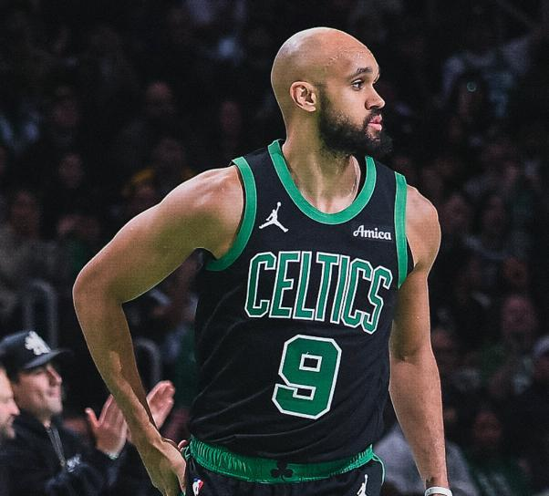 凯尔特人替补后卫在NBA杯小组赛中运球组织进攻的特写