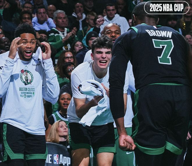 凯尔特人替补席球员为杰伦布朗关键进球兴奋欢呼