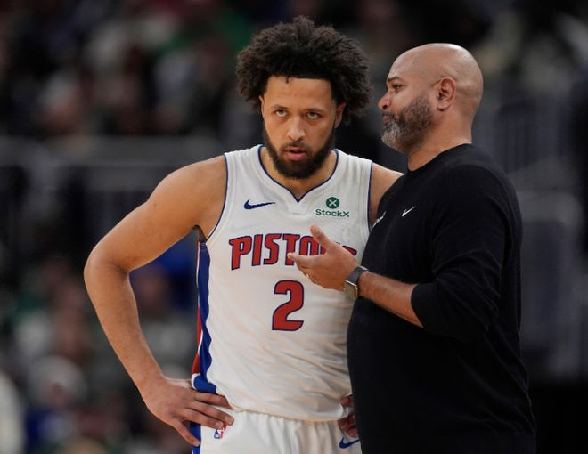 活塞主教练暂停时在场边与康宁汉姆讨论战术的镜头