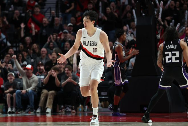 杨瀚森身穿白色开拓者球衣庆祝得分瞬间