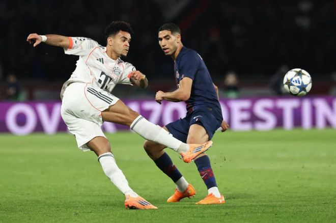 拜仁与巴黎的边路对抗与射门镜头,欧冠小组赛高强度拼抢
