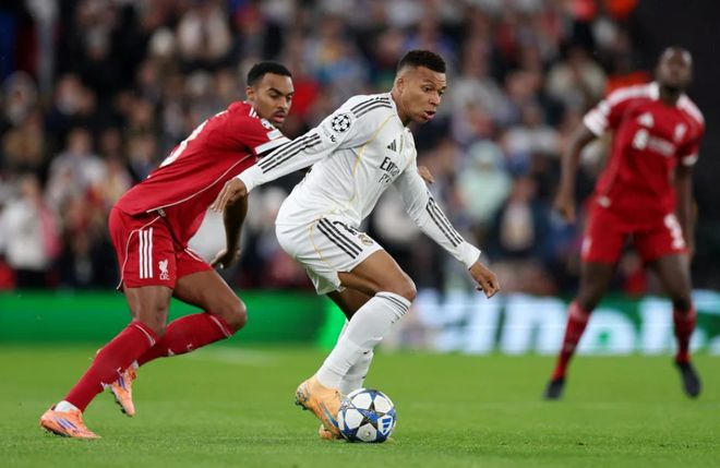 皇马带球推进遭利物浦球员贴身防守,欧冠强强对话画面