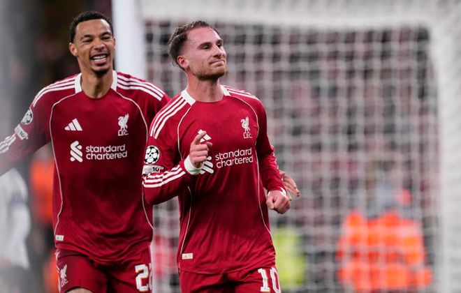 利物浦球员在主场进球后庆祝,欧冠比赛氛围热烈