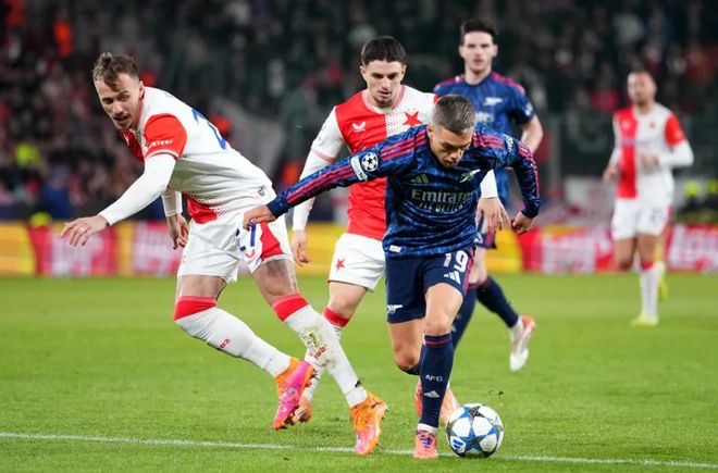 阿森纳球员在客场突破防守,欧冠小组赛进攻场面