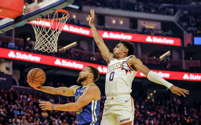 勇士庫里上篮对抗太阳内线球员的封盖动作