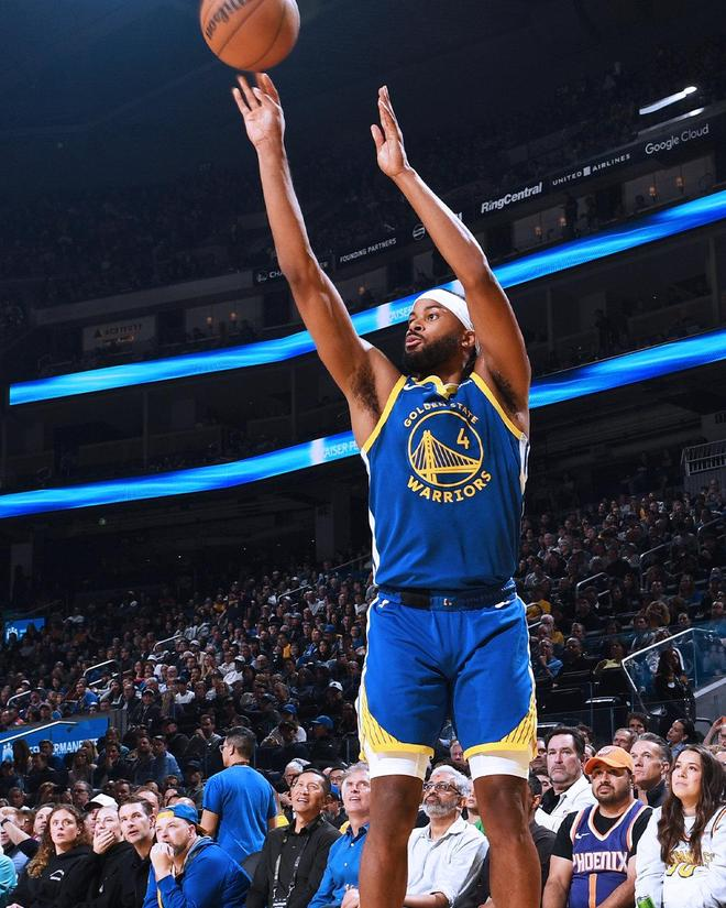 勇士穆迪出手三分命中，全场观众注视比赛高潮