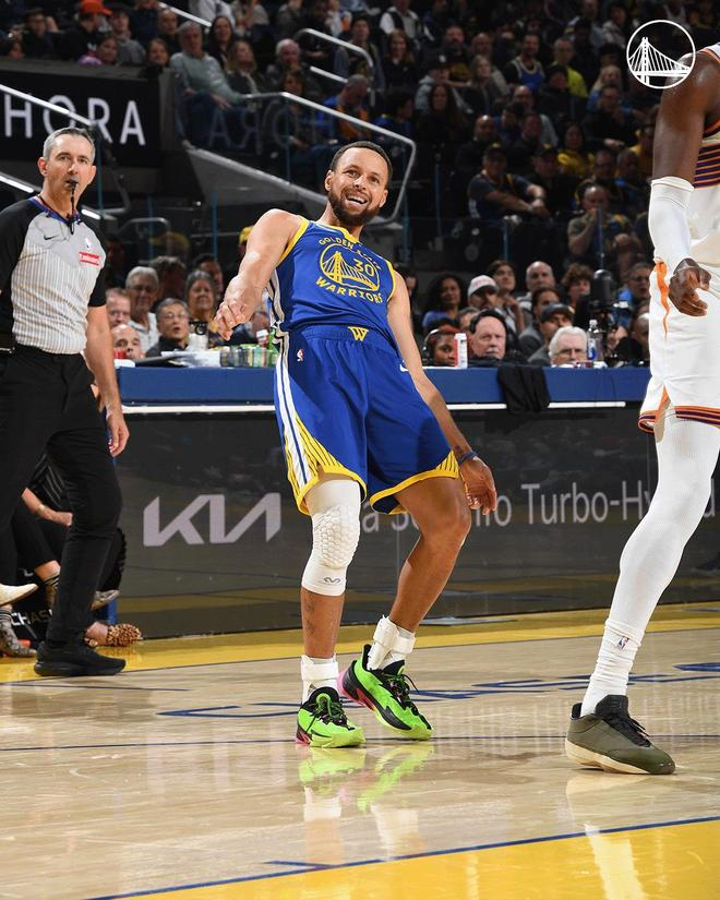 勇士庫里命中三分后庆祝动作，观众席反应热烈