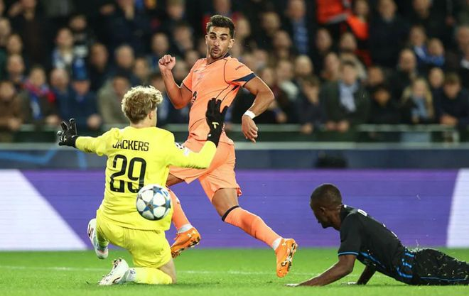 巴萨前锋面对门将单刀挑射,布鲁日门将倒地扑救。