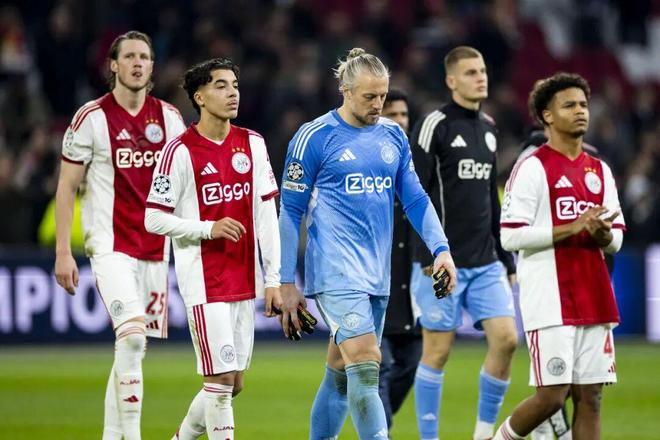 阿贾克斯球员赛后表情沮丧,欧冠小组赛四连败