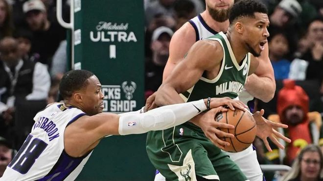 威斯布鲁克防守字母哥积极拼抢,国王对阵雄鹿关键回合